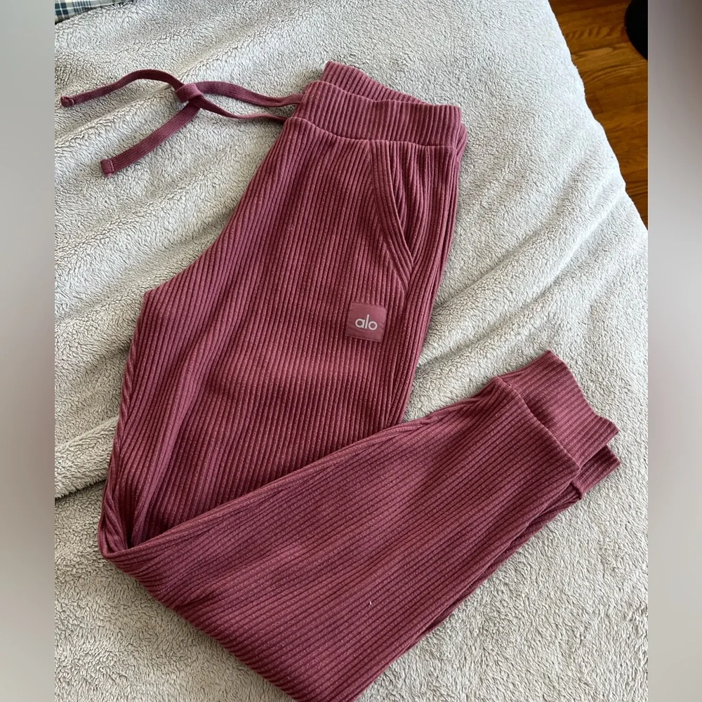 Alo Yoga Muse Sweatpants Burgundy Truffle Small - Picture 5 of 6